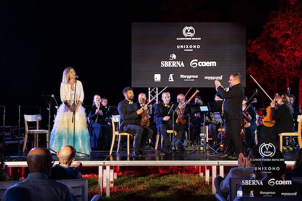 Canottieri Mincio . Unixono<br>Elena Camo: Le Grandi Voci Pop