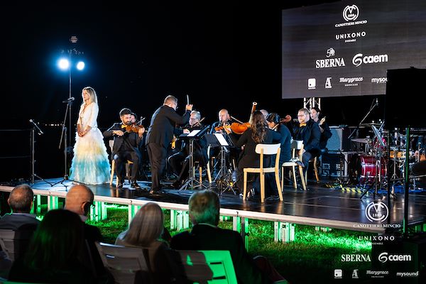 Canottieri Mincio . Unixono<br>Elena Camo: Le Grandi Voci Pop